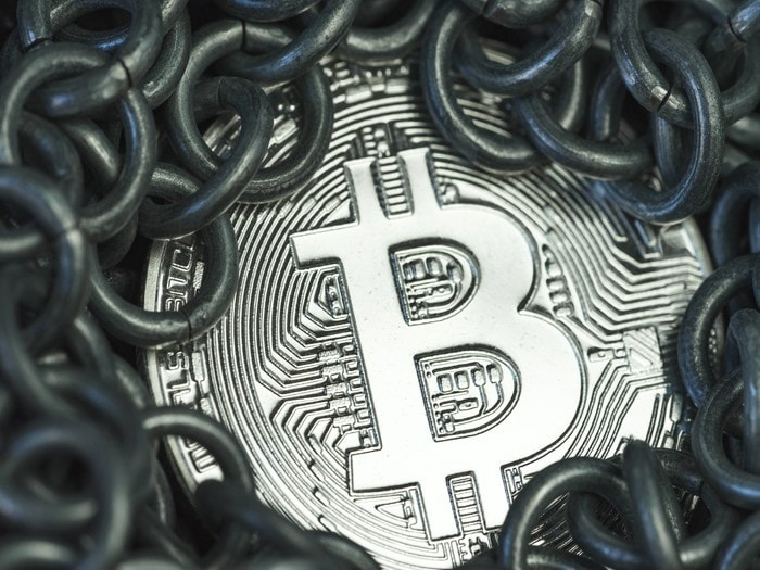Tras la espectacular subida reciente, el bitcoin cae por debajo de los 13.000 dólares