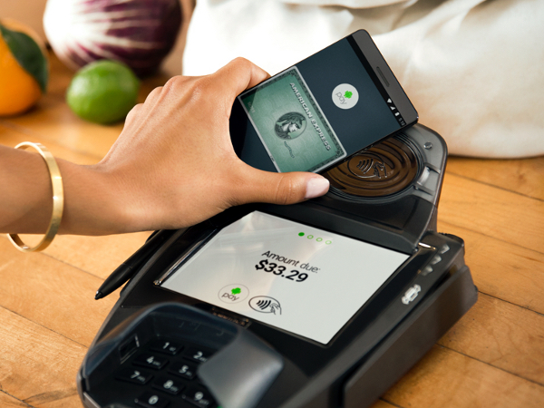 Google lanza Android Pay. ¿Guerra abierta en el sector de los pagos por móvil?