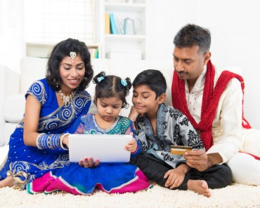 Familia Indu comprando por internet