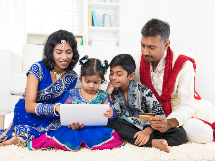 Familia Indu comprando por internet