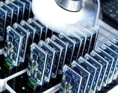 Gobernador ruso invita a instalar centros de minería de criptomonedas en Leningrado